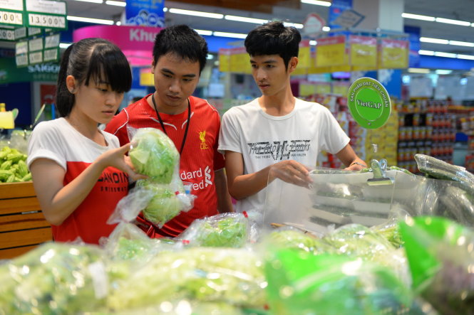 Người dân chọn mua rau củ sạch tại hệ thống siêu thị Co.op Mart Lý Thường Kiệt, Q.10, TP.HCM - Ảnh: H.Khoa