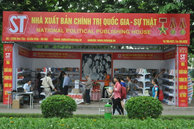 Nhiều NXB vẫn đang loay hoay giải quyết bài toán làm công tác tuyên truyền chính trị và làm kinh doanh - Anh: V.V.TUÂN