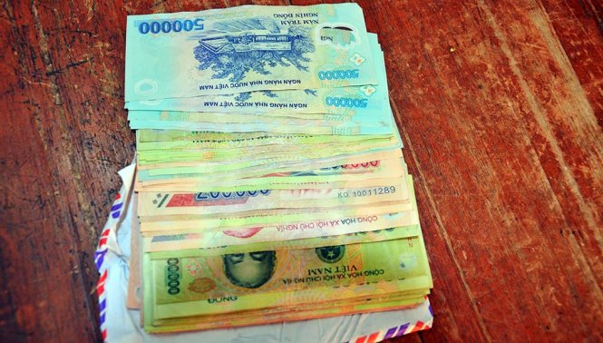 Số tiền mà bà Mười bỏ trong giỏ qùa gửi đến nhà trung tá Chiến - Ảnh: Quang Duy