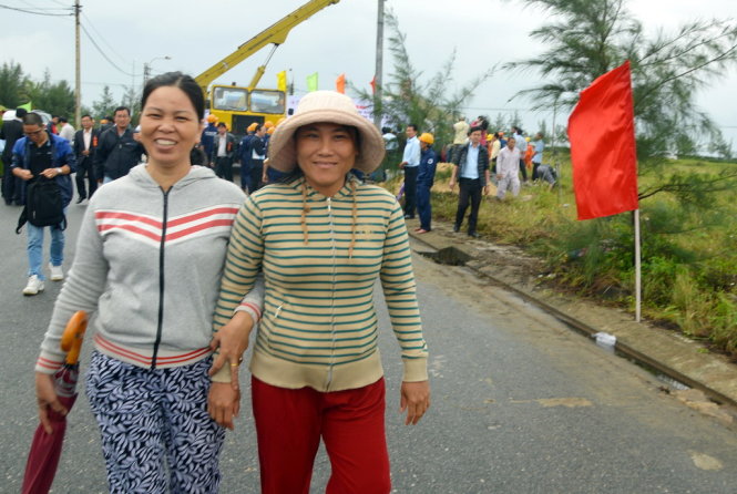 Người dân địa phương nô nức đến dự lễ khởi công - Ảnh: Thanh Ba