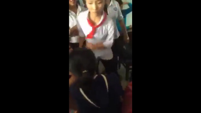 Vừa đánh các nữ sinh này vừa chửi thề và đe dọa bạn, ảnh cắt từ clip