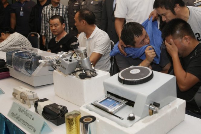 Một băng nhóm làm thẻ tín dụng giả người Trung Quốc bị cảnh sát Thái Lan bắt hồi đầu năm. Ảnh: AFP