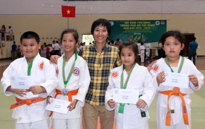 Phương Trinh hạnh phúc bên các học trò giành thành tích tại HKPĐ TP.HCM năm học 2015-2016 - Ảnh: N.K.