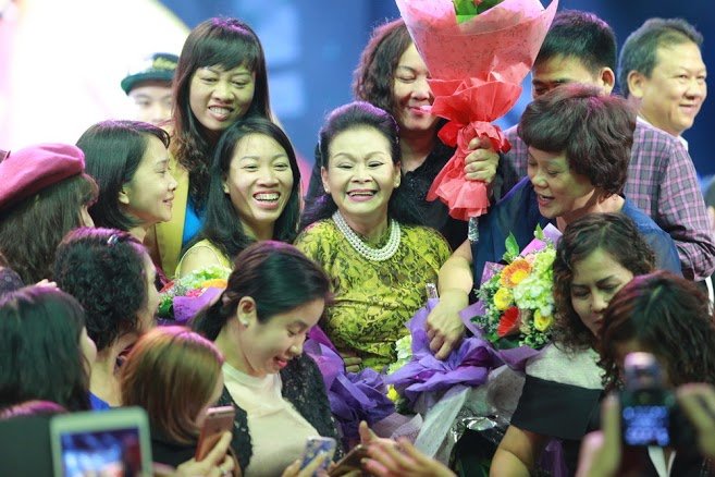 Khán giả ùa tới chụp hình với Khánh Ly khi chương trình kết thúc. Ảnh: T.V