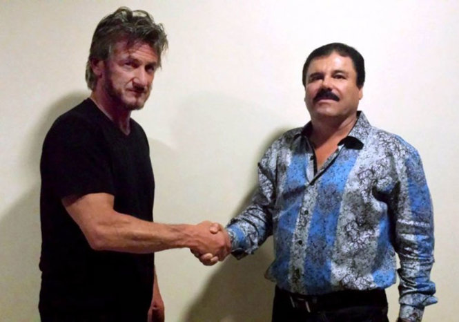 Diễn viên Sean Penn (trái) và ông trùm El Chapo bắt tay trong cuộc gặp ngày 2-10-2015 - Ảnh chụp lại màn hình