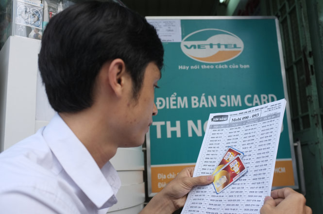 Sau này việc mua SIM điện thoại di động có thể cần cung cấp số chứng minh nhân dân thay vì thoải mái chọn số như hiện tại - Ảnh: Châu Anh