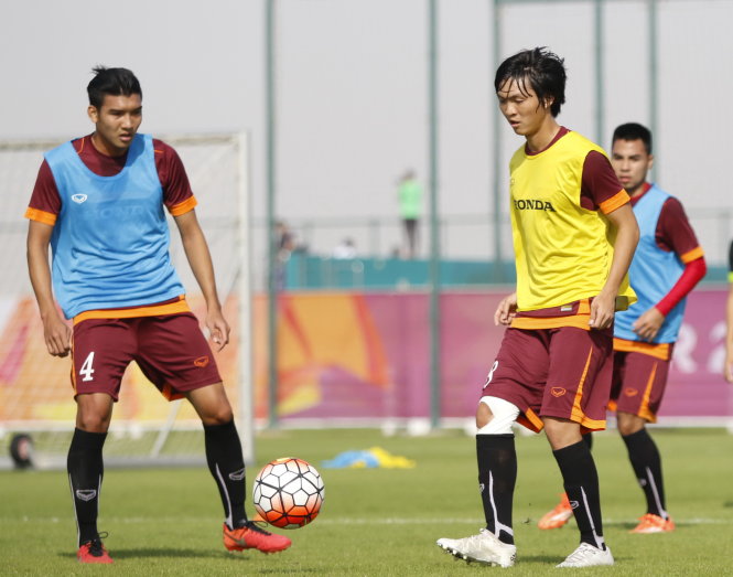 Tuấn Anh (phải) trong buổi tập với đội U-23 VN tại Qatar - Ảnh: Anh Khoa