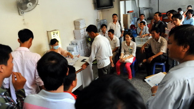 Người dân TP.HCM chờ làm thủ tục cấp giấy phép lái xe - Ảnh tư liệu Tuổi Trẻ