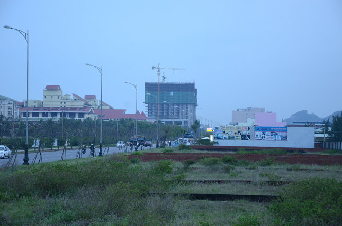 Các khu đất dọc sân bay Nước Mặn được nhiều doanh nghiệp hoặc người Trung Quốc thu gom - Ảnh: V.Hùng