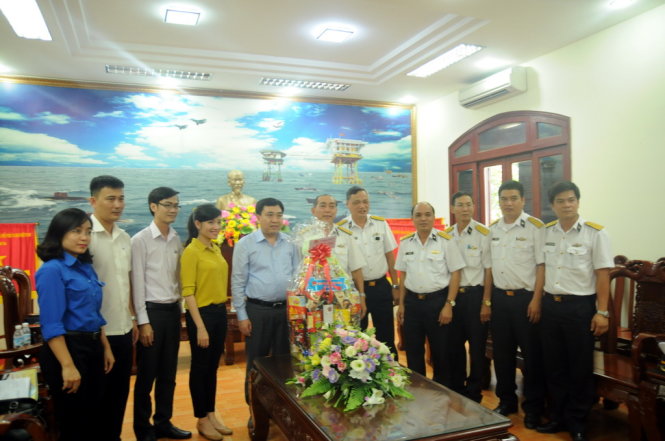 Trung ương Đoàn tặng quà cho cán bộ - chiến sĩ Vùng 2 Hải quân