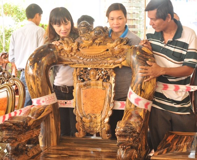 Khách tìm hiểu sản phẩm đồ gỗ tại hội chợ Ảnh : M.H.