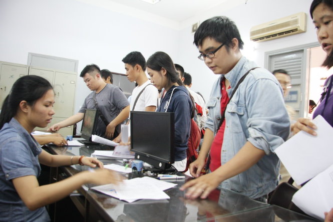 Thí sinh nộp hồ sơ đăng ký dự thi THPT quốc gia năm 2015 - Ảnh: Trần Huỳnh