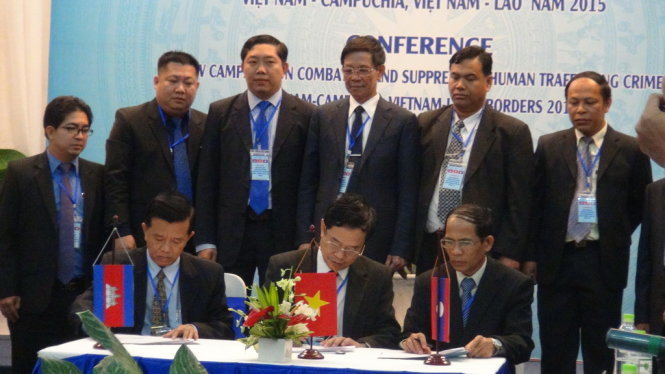 Đại diện công an ba nước ký kết bản ghi nhớ phối hợp trao đổi thông tin, kinh nghiệm phòng chống tội phạm buôn bán người