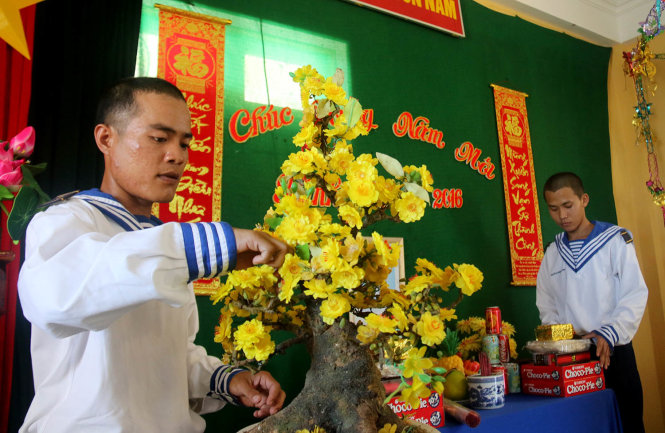 Cây mai và bàn thờ mâm ngũ quả tạo nên không khí tết tại tòa nhà đa năng -Ảnh: Ngọc Hiển