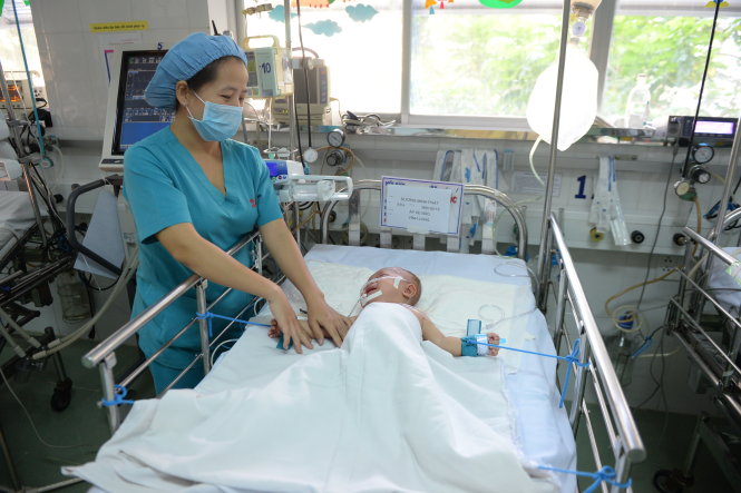 Bé Dương Minh Phát đang được các bác sĩ theo dõi tại Khoa ngoại tổng hợp - Ảnh: Hữu Khoa