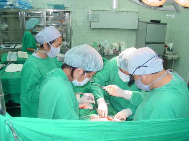 Kíp mổ ghép thận từ người hiến thận chết não đầu tiên của Việt Nam tại BV Chợ Rẫy - Ảnh: N.T.