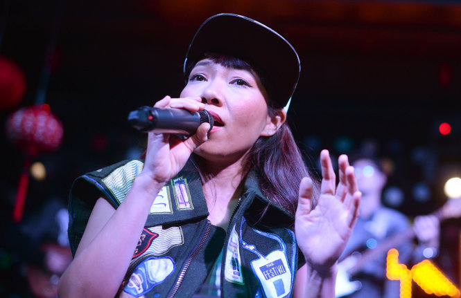 Hà Trần hát trong buổi giới thiệu album.
