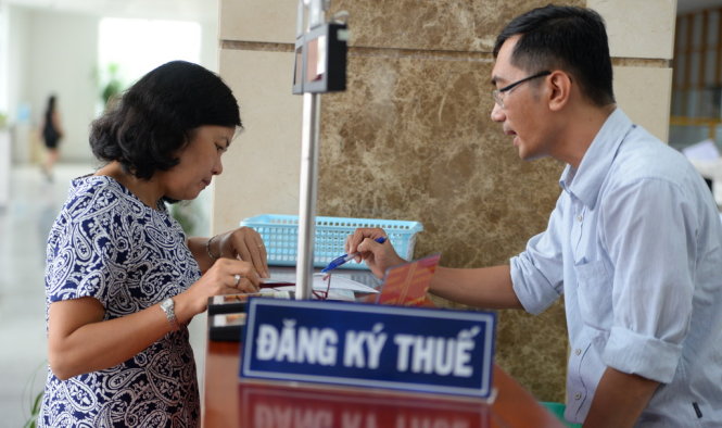 Người dân tìm hiểu thông tin liên quan đến nộp thuế - Ảnh tư liệu: H.Khoa