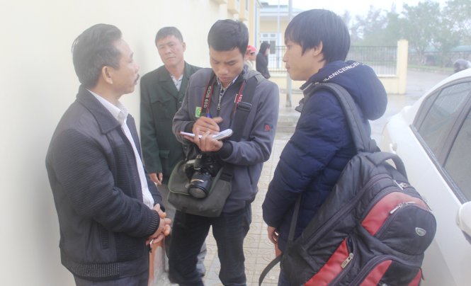 Người thân ông Hạnh trình bày sự việc với báo chí trưa 15-1 - Ảnh: Doãn Hòa