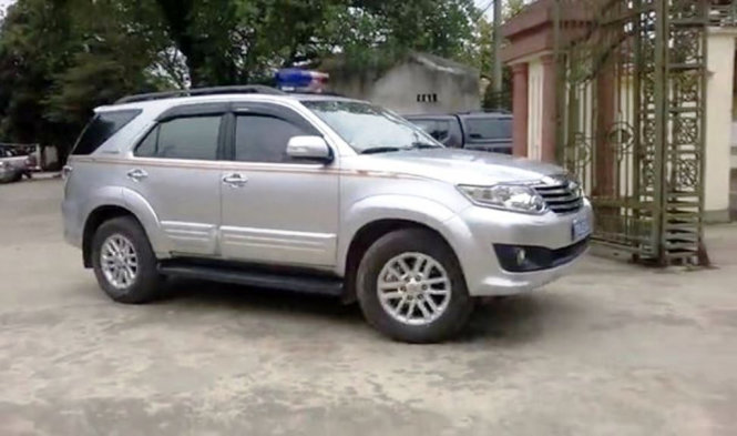 Chiếc xe biển xanh của UBND huyện Quế Phong được lắp đèn ưu tiên bên trên - Ảnh: D.Ngợi