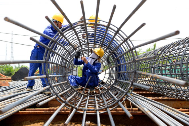 Để đất nước tránh đối diện “nguy cơ tụt hậu xa hơn”, cần phải đổi mới căn bản. Trong ảnh: đầu tư xây dựng cơ sở hạ tầng để phát triển kinh tế - Ảnh: H.Khoa
