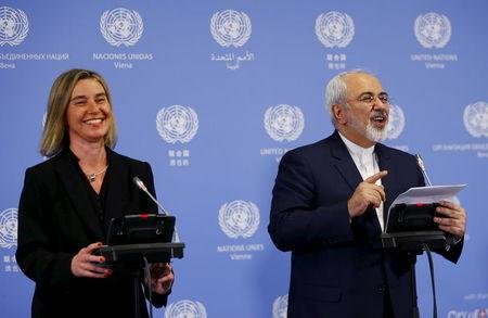Bộ trưởng Ngoại giao Iran Javad Zarif (phải) và phụ trách chính sách đối ngoại EU Federica Mogherini Ảnh: Reuters