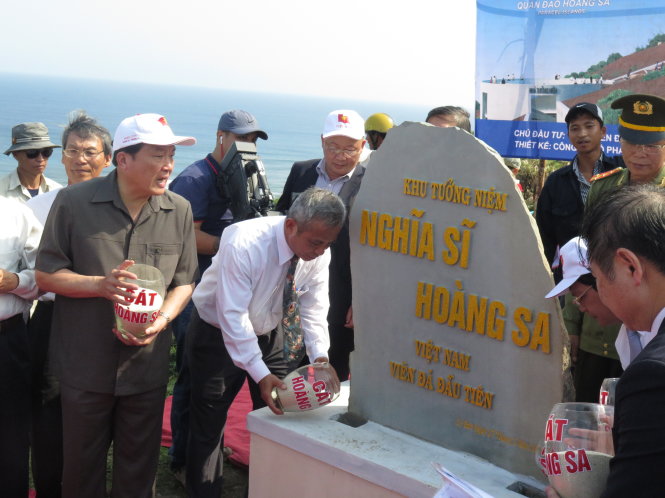 Cát từ Hoàng Sa do ngư dân đưa về được đổ vào nơi đặt viên đá đầu tiên xây khu tưởng niệm Hoàng Sa - Ảnh: T.Vũ