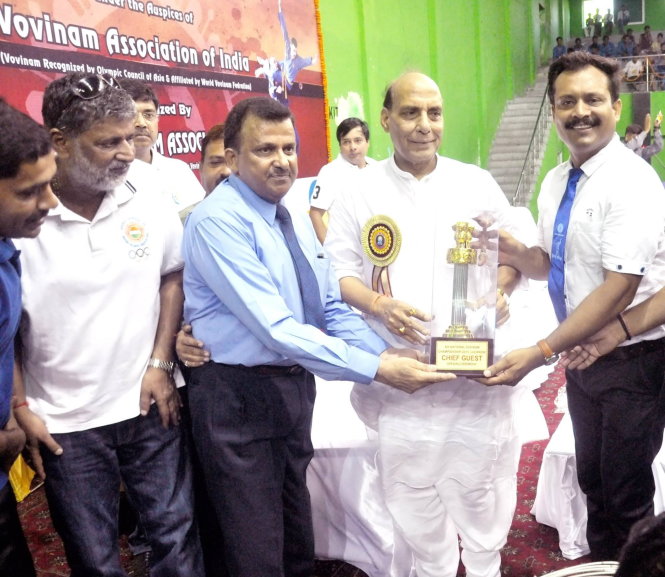 Tiến sĩ Vishnu Sahai (bìa trái) tặng quà lưu niệm cho Bộ trưởng Nội vụ Rajnath Singh (giữa) tại Giải vovinam VĐQG lần 6-2015 Ảnh: Facebook của ông Vishnu Sahai