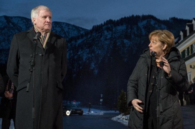 Thống đốc bang Bavaria, Horst Seehofer (trái) và thủ tướng Angela Merkel tại Kreuth, Đức ngày 6-1 - Ảnh: AFP