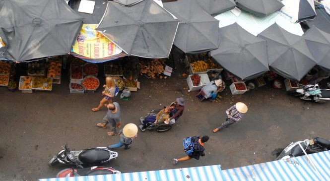 Rong ruổi phố vắng, chợ chiều ... mời người qua kẻ lại mua vài tờ vé số