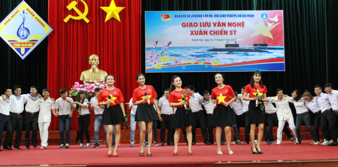 Vòng tay kết nối yêu thương giữa các chiến sĩ hải quân và sinh viên TP.HCM trong đêm giao lưu văn nghệ -Ảnh: Q.NG.