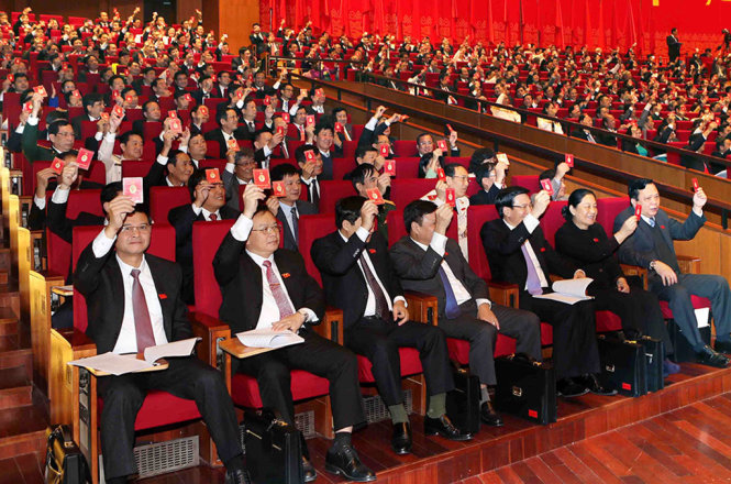 Các đại biểu biểu quyết thông qua chương trình Đại hội Đảng toàn quốc lần thứ XII tại phiên họp trù bị sáng 20-1 - Ảnh: TTXVN