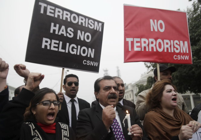 Người dân Pakistan biểu tình ở Lahore để phản đối Taliban sau vụ bắn chết ở trường ĐH Bacha Khan - Ảnh: Reuters