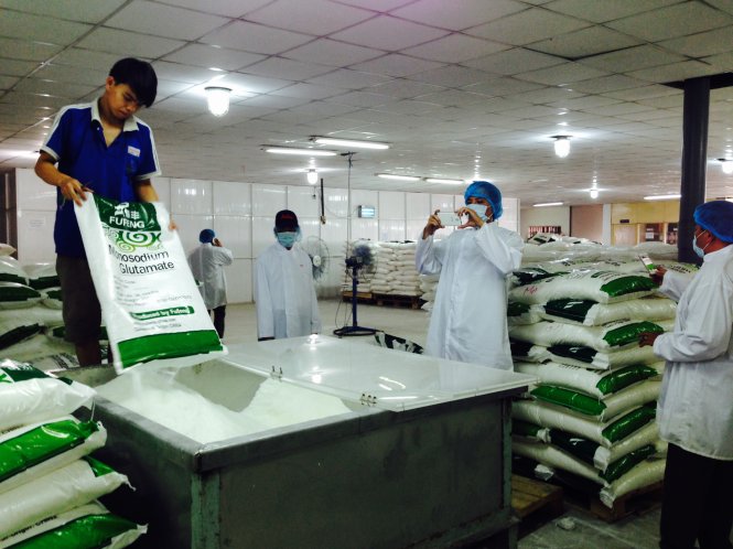 Quản lý thị trường TP.HCM kiểm tra và xác minh vi phạm của sản phẩm bột ngọt A-One tại trụ sở công ty ở Q.12 - Ảnh: Lê Sơn
