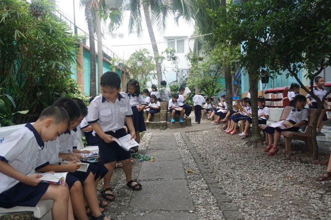 Học sinh khối lớp 1 Trường tiểu học Kỳ Đồng đọc sách tại thư viện xanh - Ảnh: H.HG.