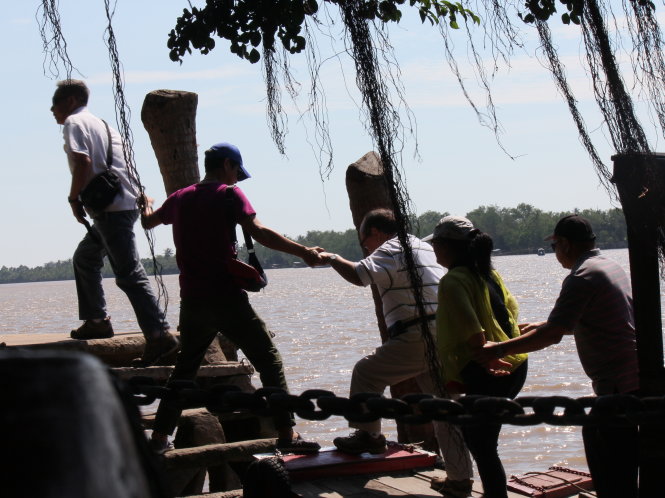 Khách du lịch từ tàu bước lên điểm du lịch cồn Phụng (Bến Tre) - Ảnh: Mậu Trường