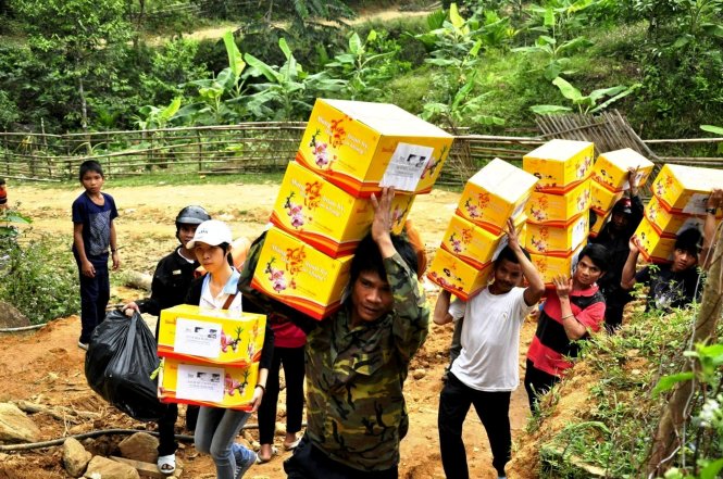 Đàn ông Ca Dong chung tay cùng các bạn trẻ Quảng Ngãi đưa quà xuân lên núi - Ảnh: T.Mai