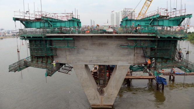 Trụ cầu metro Sài Gòn được thiết kế đặc biệt có hình chữ V - Ảnh: Hữu Khoa