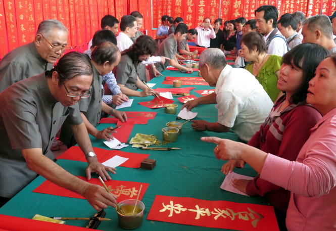 Nhiều người yêu thích thư pháp đến với buổi cho chữ ngày xuân làm từ thiện của các thư họa gia người Hoa - Ảnh: L.Điền