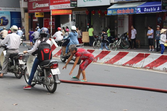 Bà Hoàng cản xe chạy qua ống dẫn nước