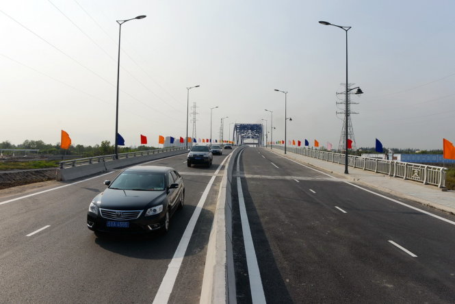 Những chiếc xe đầu tiên lưu thông qua càu Rạch Chiếc sau khi khánh thành. Ảnh: Hữu Khoa