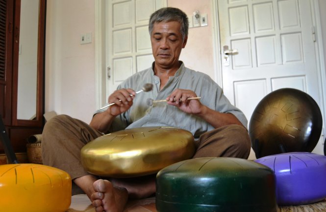 Những chiếc “trống trời” được ông Khoa chế tác từ vỏ bom B52 - Ảnh: Lê Trung