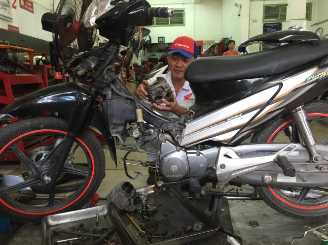 Xe máy bị hỏng xú páp nghi do xăng kém chất lượng được sửa chữa tại HEAD Honda trên đường Lê Lợi, TP Mỹ Tho - Ảnh: Vân Trường