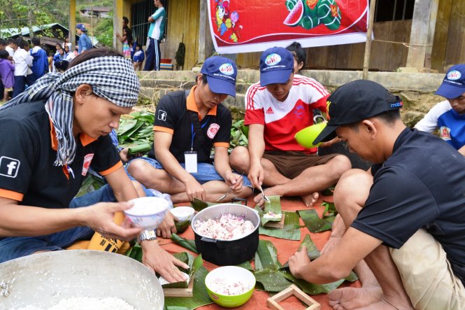 Các bạn trẻ gói bánh chưng - Ảnh: Lê Trung