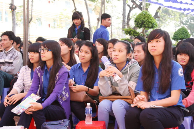 Thí sinh dự chương trình tư vấn tuyển sinh - hướng nghiệp năm 2015 do báo Tuổi Trẻ tổ chức - Ảnh: Trần Huỳnh
