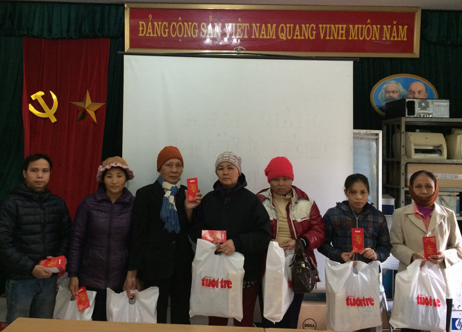 Đại diện báo Tuổi Trẻ trao quà cho những bệnh nhân nghèo bệnh viện K1 - Ảnh: Mỹ Phượng