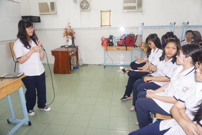 Học sinh thảo luận về việc chọn đề tài cho dự án “Học văn từ cuộc sống” - Ảnh: H.HG.