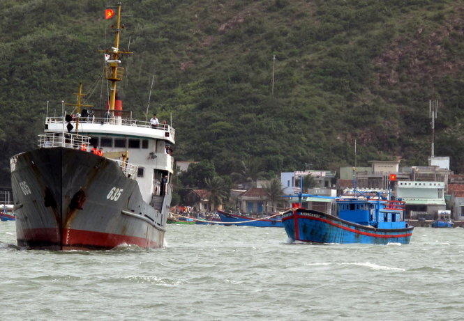 Tàu HQ 635 lai dắt tàu cá cập bờ - Ảnh: N.TRẦN
