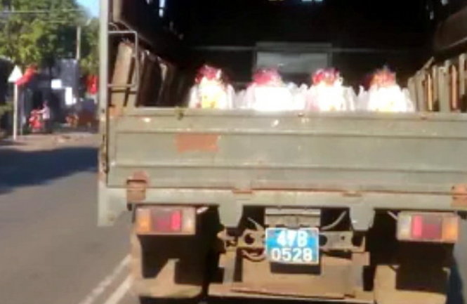 Xe của Trại giam Đắk Trung chở quà tết lấn làn đường.