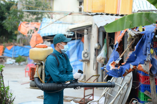 Phun thuốc diệt muỗi tại P.Hiệp Bình Chánh, Q.Thủ Đức, TP.HCM - Ảnh: Hữu Khoa